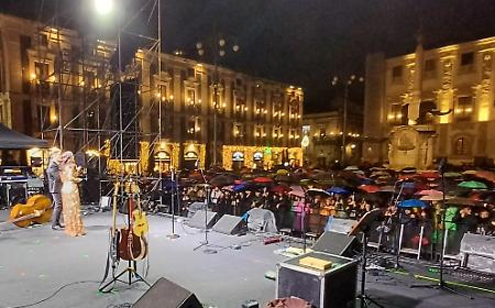 Il Capodanno di Catania bagnato dalla pioggia tra musica in piazza e fuochi d'artificio