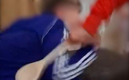 Botte al bimbo in diretta social, il patrigno-padrone torna in libert&agrave;