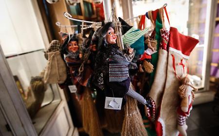 Calze della Befana, la sorpresa amara costa di pi&ugrave;: perch&eacute; il cioccolato ha acceso i prezzi (ma la colpa non &egrave; solo del cacao)