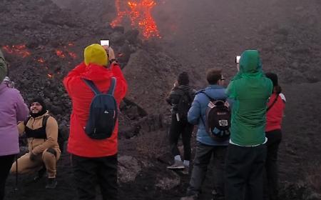Sull'Etna continua una modesta attivit&agrave; effusiva, gli spettacolari bagliori nella Valle del Bove