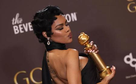 Golden Globes 2026: il rosso (carpet) batte forte. Tra lampi d&rsquo;archivio, &ldquo;naked dress&rdquo; e omaggi ad Armani, ecco chi ha davvero vinto la notte
