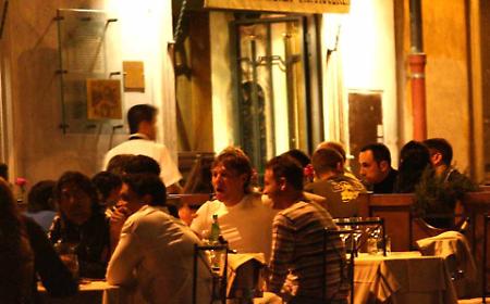 Mangiare fuori spendendo meno: 10 strategie pratiche per consumatori