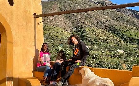 Aisha, 6 anni, l'unica alunna della scuola di Ginostra. "Non vedo l'ora"