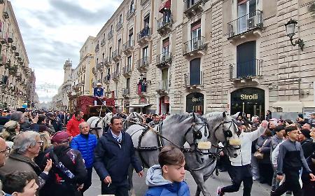 Festa di Sant'Agata: i politici lasciano il posto agli studenti sulla Carrozza del Senato