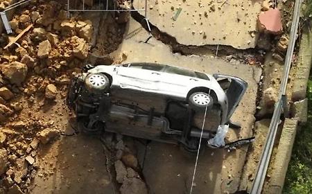 Niscemi, contributi a fondo perduto per comprare una nuova casa: la Regione cerca soluzioni per gli sfollati. L'auto "simbolo" &egrave; precipitata. Tutte le emergenze