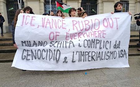 Diecimila in corteo a Milano contro &laquo;le Olimpiadi insostenibili&raquo;. Una frangia di antagonisti si scontra con le forze dell'ordine