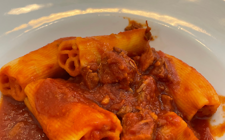 Il Carnevale a tavola: i &ldquo;maccheroni ai cinque buchi&rdquo;, il sugo di carne e le dolci "chiacchere"