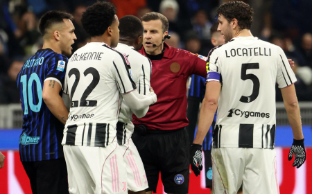 Derby d&rsquo;Italia, la scossa oltre il campo: inibiti Comolli e Chiellini, un turno a Kalulu. E l&rsquo;onda lunga investe anche Barella e Calhanoglu