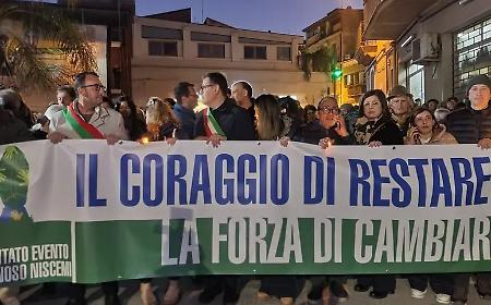 A un mese dalla frana Niscemi scende in piazza: in migliaia tra corteo e fiaccolata