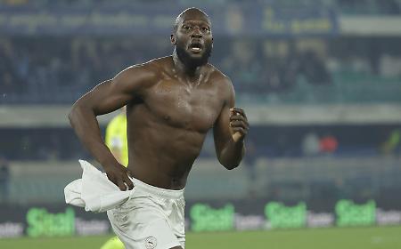 Lukaku salva il Napoli all'ultimo respiro: Verona ko al 96'