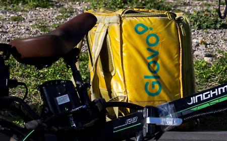 Perch&eacute; il gip ha messo Deliveroo nel mirino: dalle paghe agli alloggi, tutto quello che non torna