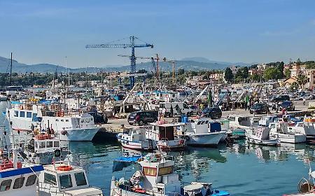 Prezzi del gasolio alle stelle: la pesca rischia il tracollo con rincari del pesce fino al 30%