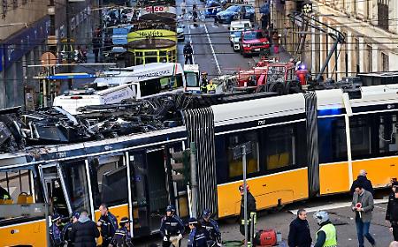 Il deragliamento del tram 9 a Milano: l'ombra dello smartphone e il mistero dei dodici secondi