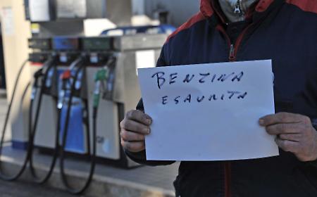 Sempre pi&ugrave; distributori espongono il cartello &ldquo;Benzina esaurita&rdquo;: cosa sta succedendo davvero