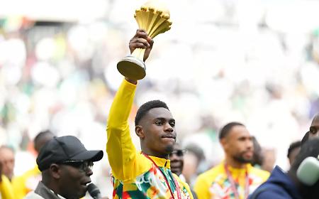 Il Senegal sfila a Parigi con la Coppa d'Africa che la Caf ha dato al Marocco: la sfida dei Leoni alla Fifa