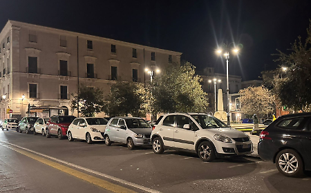 Auto invadenti negli stalli per moto a Catania: lo scatto da piazza Cutelli