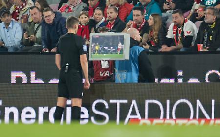 Pi&ugrave; tecnologia e meno perdite di tempo: tutte le nuove regole introdotte dall'Ifab che cambieranno il calcio