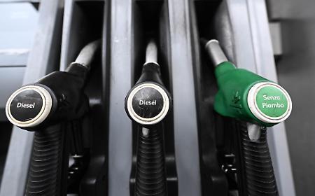 La benzina schizza sopra i due euro, ai massimi dal 2023