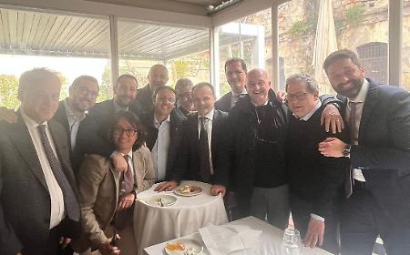 Pace e panelle: i nemici-amici tutti a festeggiare il compleanno di Gianfranco Miccich&egrave;