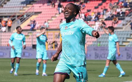 Bologna espugna Cremona 2-1: Joao Mario e Rowe decidono, finale infuocato con due espulsioni