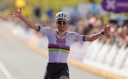 Pogacar, il Fiandre come un regno: terza corona a Oudenaarde, e il pav&eacute; si arrende ancora