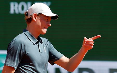 Avanzata sofferta ma vincente: Sinner supera Machac e vola ai quarti del Rolex Monte-Carlo Masters