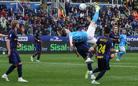 Parma-Napoli 1-1, il pari che pesa pi&ugrave; di un punto: Strefezza fulmina subito gli azzurri, McTominay evita il crollo
