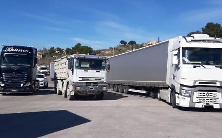 Trasportatori, la protesta &laquo;non si ferma&raquo;. E la Regione annuncia un piano da 25 milioni per il caro carburanti