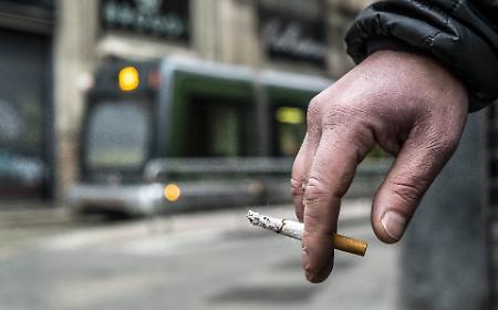 Ancora rincari su sigarette e tabacco: accise progressive alzano i prezzi fino al 2028