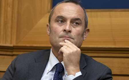 Forza Italia acclama Enrico Costa: elezione per acclamazione tra tregua e rinnovamento