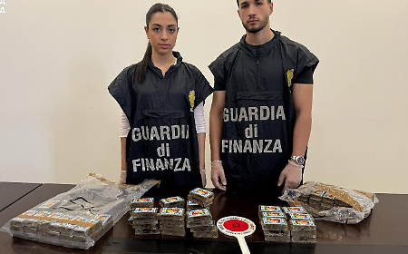 Blitz della Guardia di Finanza a Palagonia: tre arresti, sequestrati oltre 10 chilogrammi di hashish e una pistola