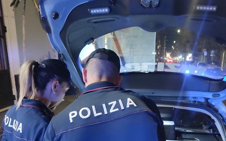 Prova a rubare una grondaia di rame, ma il proprietario lo vede dalla videosorveglianza e chiama la Polizia