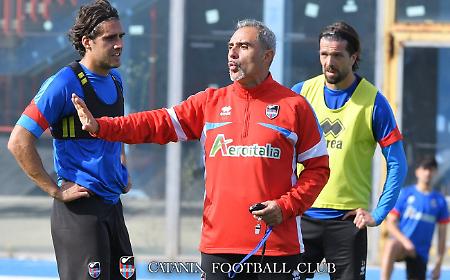 Il tecnico Toscano in campo nel pomeriggio (Foto Catania Fc - Galtieri)