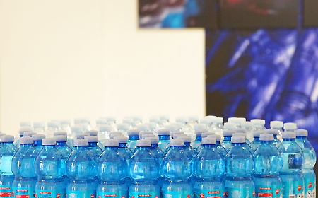 Acqua minerale, la bottiglia che paga il petrolio: come il conflitto in Medio Oriente pu&ograve; far lievitare il prezzo