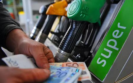 Taglio delle accise in due fasi: proroga fino al 22 maggio e il Codacons avverte su nuovi rincari