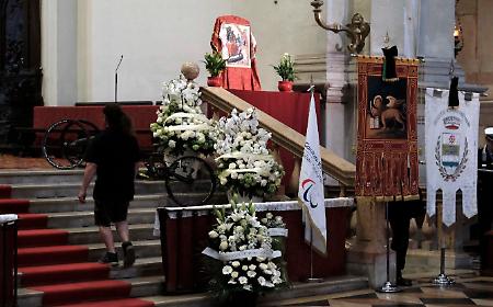 L'ultimo saluto a Alex Zanardi, l'Italia si ferma per i funerale del campione LA DIRETTA