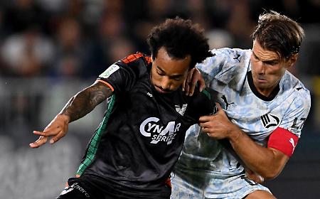 Il Palermo spaventa il Venezia, ma poi finisce la benzina: ora testa ai play off