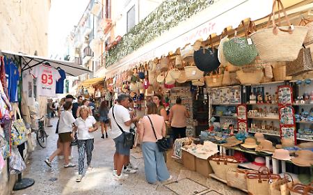 Vacanze s&igrave;, ma con prudenza: crisi internazionale e caro prezzi spingono gli italiani a restare nel Belpaese