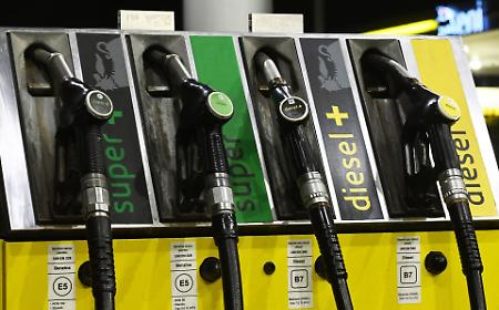 Accise prorogate fino alla prima settimana di giugno: sostegni per autotrasportatori e misure per l'ex-Ilva