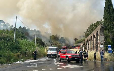Fiamme alla Timpa della Leucatia a Catania: due vigili del fuoco feriti durante le operazioni