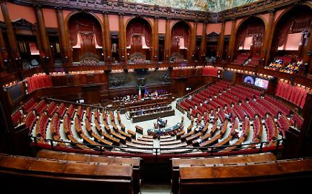 Listini bloccati, niente preferenze e diktat sul premier: il governo tira dritto, scoppia la bagarre