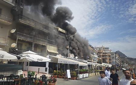 Giardini Naxos, incendio al lungomare Tisandros