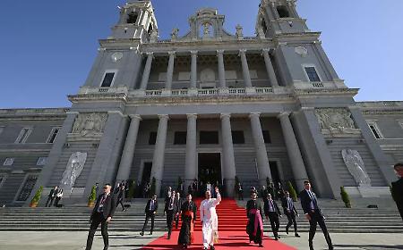 Standing ovation per Papa Leone alle Cortes: no al riarmo, appello per i migranti e difesa della vita