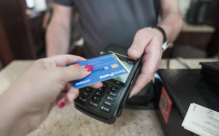 La fine del tab&ugrave; digitale: pagare un caff&egrave; con la carta non sar&agrave; pi&ugrave; un salasso per chi incassa