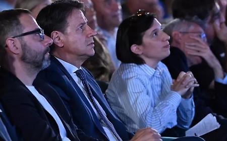 Il selfie nell'osteria di Campo de' Fiori spacca il centrosinistra: "Quella foto &egrave; un boomerang"