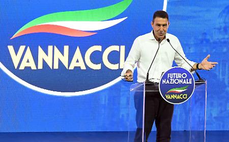 Il grande sorpasso: cos&igrave; Vannacci si sta mangiando la Lega