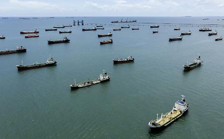 Vance: &laquo;Nella notte transitati 12,5 milioni di barili nello Stretto di Hormuz&raquo;