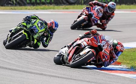 Marquez torna a vincere a Brno: Ducati si riavvicina al vertice, Bezzecchi si scusa dopo la squalifica
