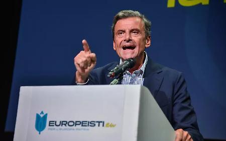 Calenda risponde alle minacce su Russia Today: &laquo;Prendervi a pedate nelle chiappe sarebbe di estrema soddisfazione&raquo;