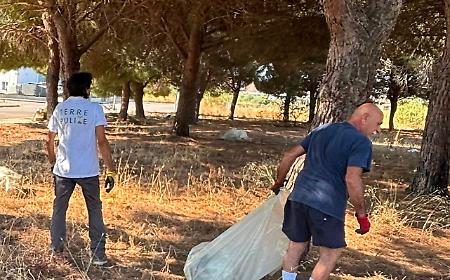 Vittoria e i volontari che raccolgono l'immondizia nel boschetto: sono loro che salveranno l'identit&agrave; della citt&agrave;?